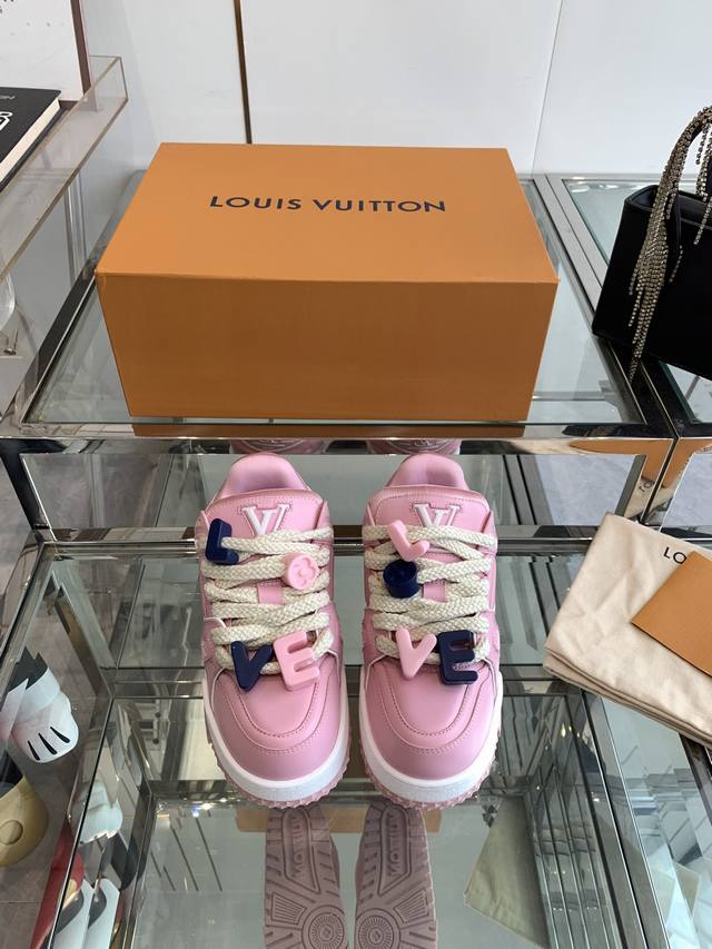 Louis Vuitton Lv 新款trainer Diy饰扣运动鞋板鞋 可爱胖trainer，来闭着眼睛买的款式，打破颜色的单一变化，更年轻了胖traine